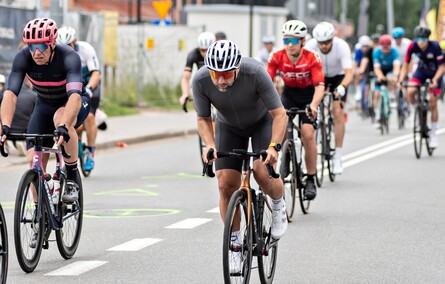 Ścigali się na szosie i rolkach. Road Race w Elblągu