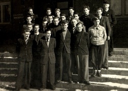 Część klasy na schodach przed szkołą. Henryk Myśliński w czwartym rzędzie, pierwszy z lewej.
