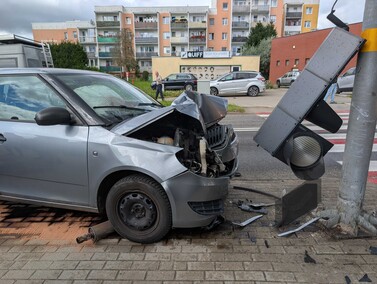Autem wjechała w sygnalizator