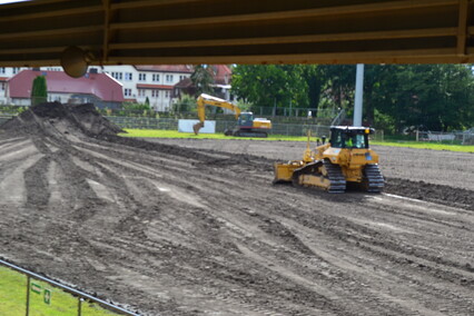 Ciężki sprzęt na stadionie. Koniec wieloletniej sagi