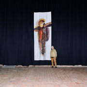 Ukrzyżowanie, malarstwo na jedwabiu Metodą Serti, wymiary 395 x 140 cm, Elbląg 2005. Praca eksponowana na wystawach w kraju i za granicą. Zdjęcie wykonano w Galerii EL w 2026 roku. Autor zdjęcia: Włodek Garbecki