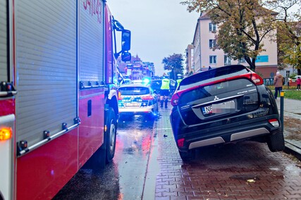 Zasłabł i wjechał w zaparkowane auta