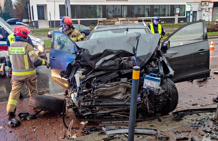 Zasłabł i wjechał w zaparkowane auta