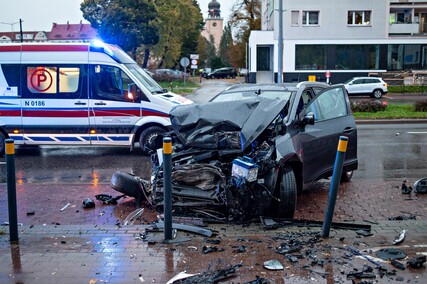 Zasłabł i wjechał w zaparkowanie auta
