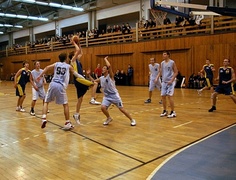 W memoriałowym pojedynku Lotos wygrał z Truso (koszykówka)