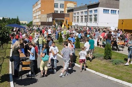 Z postaciami z bajek za pan brat