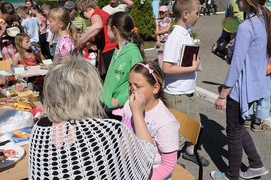 Z postaciami z bajek za pan brat