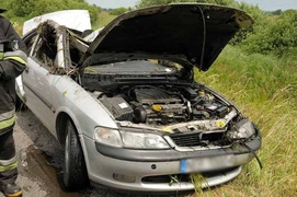 Opel wpadł do rowu z wodą. W aucie były dzieci