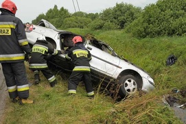 Opel wpadł do rowu z wodą. W aucie były dzieci