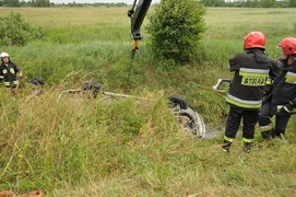 Opel wpadł do rowu z wodą. W aucie były dzieci