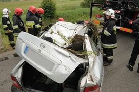 Opel wpadł do rowu z wodą. W aucie były dzieci