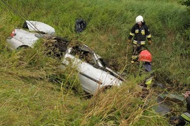 Opel wpadł do rowu z wodą. W aucie były dzieci