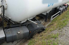 Cysterna w rowie. Kierowca zasłabł po ukąszeniu przez owada