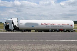 Cysterna w rowie. Kierowca zasłabł po ukąszeniu przez owada