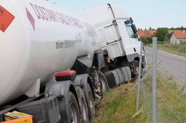 Cysterna w rowie. Kierowca zasłabł po ukąszeniu przez owada