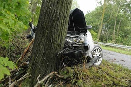 Wypadek w Milejewie. Audi uderzyło w drzewo