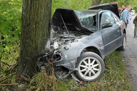 Wypadek w Milejewie. Audi uderzyło w drzewo