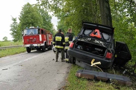 Wypadek w Milejewie. Audi uderzyło w drzewo