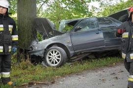 Wypadek w Milejewie. Audi uderzyło w drzewo