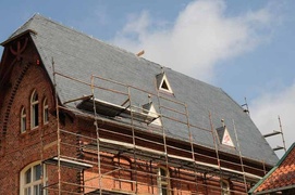 Kamienny łupek na „czerwonym domku”