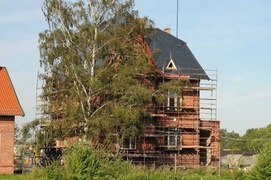 Kamienny łupek na „czerwonym domku”