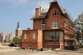 Kamienny łupek na „czerwonym domku”