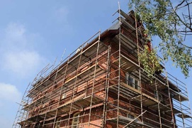 Kamienny łupek na „czerwonym domku”