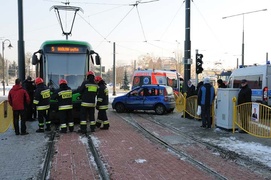 Fiatem wjechała pod tramwaj