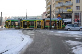 Fiatem wjechała pod tramwaj