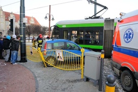 Fiatem wjechała pod tramwaj