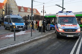 Fiatem wjechała pod tramwaj