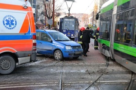 Fiatem wjechała pod tramwaj