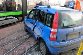 Fiatem wjechała pod tramwaj