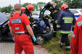 Wypadek w Kazimierzowie - dwie osoby w szpitalu