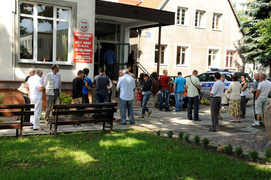 Pikieta z wiatrem w tle