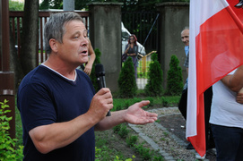 Pikieta z wiatrem w tle