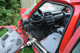 Oplem uderzył w drzewo