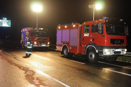 Ciężarówka po uderzeniu w barierę ochronną zablokowała obwodnicę