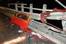 Ciężarówka po uderzeniu w barierę ochronną zablokowała obwodnicę