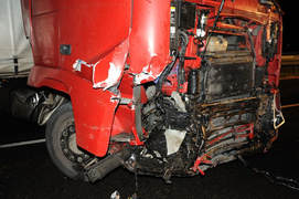 Ciężarówka po uderzeniu w barierę ochronną zablokowała obwodnicę