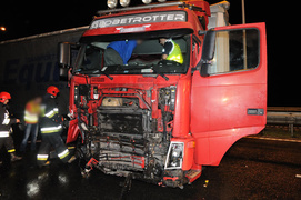 Ciężarówka po uderzeniu w barierę ochronną zablokowała obwodnicę