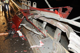 Ciężarówka po uderzeniu w barierę ochronną zablokowała obwodnicę