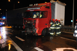 Ciężarówka po uderzeniu w barierę ochronną zablokowała obwodnicę