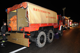Ciężarówka po uderzeniu w barierę ochronną zablokowała obwodnicę