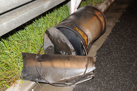 Ciężarówka po uderzeniu w barierę ochronną zablokowała obwodnicę