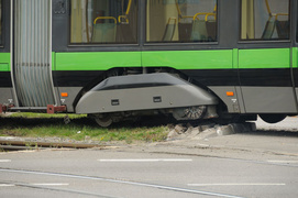 Wykolejenie \"trójki\" koło Carrefoura