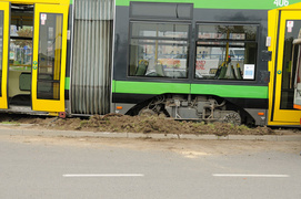 Wykolejenie \"trójki\" koło Carrefoura