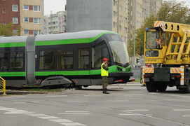 Wykolejenie \"trójki\" koło Carrefoura