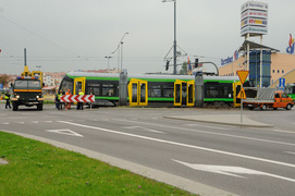 Wykolejenie \"trójki\" koło Carrefoura