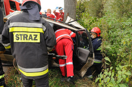 Passatem uderzył w drzewo. Dwie osoby trafiły do szpitala